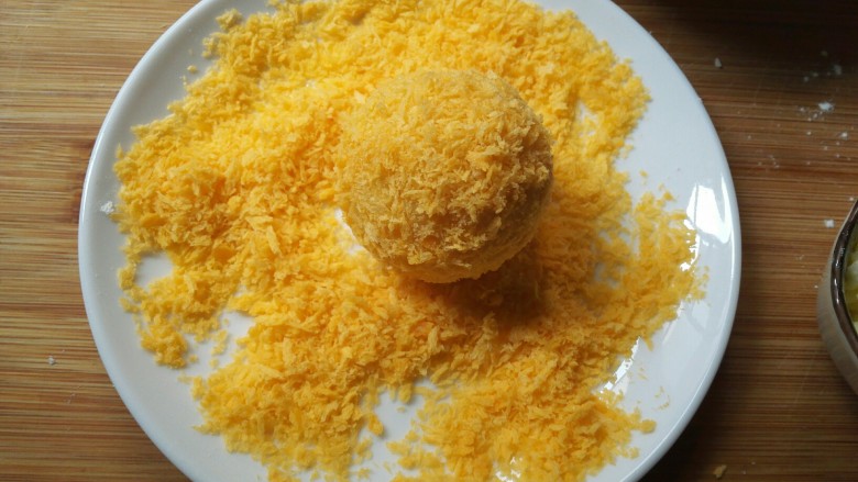 圆土豆+爆浆拉丝土豆球,晃动盘子，让面包糠均匀裹在土豆球上面。