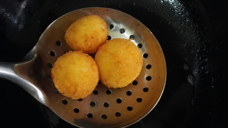 圆土豆+爆浆拉丝土豆球,小火炸至表面微黄即可。
