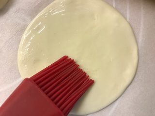 嫩牛肉卷饼,在一个面团表面刷上色拉油
