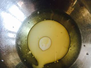 肉松蛋糕卷,牛奶，玉米油放入容器中搅拌均匀
