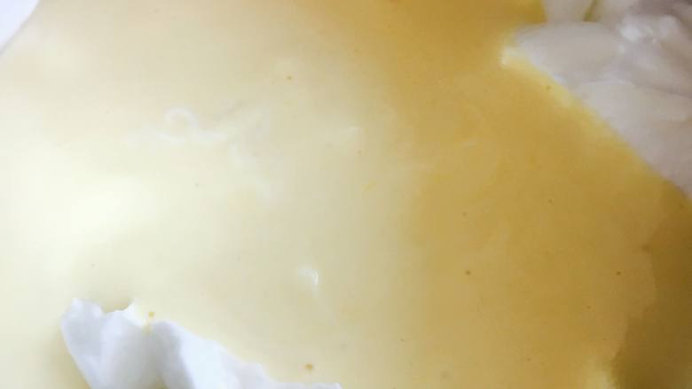 肉松蛋糕卷,再将搅拌均匀的蛋黄糊。全部倒回蛋白中。翻拌，切拌。不可画圈
