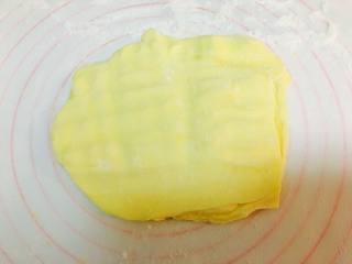 法式可颂,取一张油纸，利用擀面棍，将黄油反复折叠砸实。当然如果你用无水黄油片更好操作。