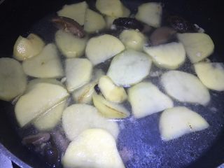 红腐乳烧土豆,倒入适量开水中火焖煮