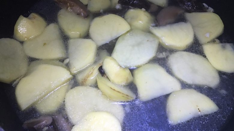 红腐乳烧土豆,倒入适量开水中火焖煮
