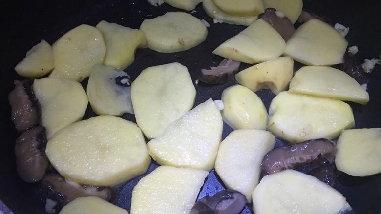 红腐乳烧土豆,加入土豆片翻炒