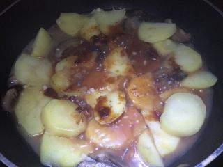 红腐乳烧土豆,待到土豆变软，差不多收汁，倒入调好的腐乳汁焖到收汁