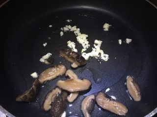 红腐乳烧土豆,锅中倒入油，放入香菇，蒜末爆香