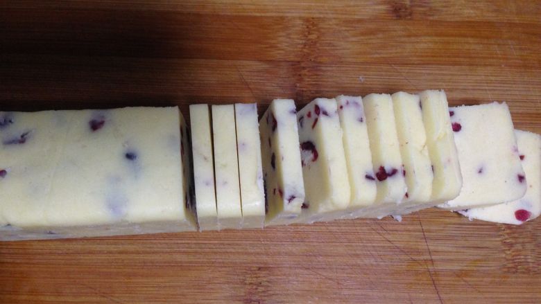 蔓越莓曲奇饼干,将冻好的面团从冰箱中取出，切厚度约0.5cm的片，烤箱预热180度