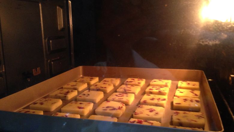 蔓越莓曲奇饼干,入烤箱中层、上下火、180度、15-20分钟