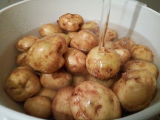 圆土豆+椒香土豆饼,一个个小土豆，在流水的冲洗下，洗干净