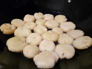 圆土豆+椒香土豆饼,热锅热油，土豆沿着锅边放入，大火煎