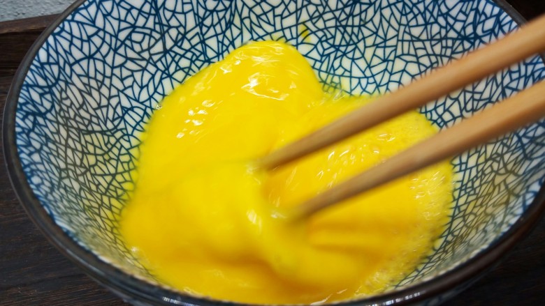肉末鸡蛋羹,加半勺盐，筷子顺一个方向搅打