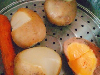 土豆还能这么吃,土豆，胡萝卜上锅蒸，顺便蒸点红薯