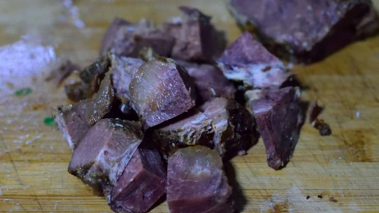 冬阴功汤牛肉面,如果做牛肉面，还是要大块的来的爽，所以此处将冷却后的牛肉切成一寸见方的块。