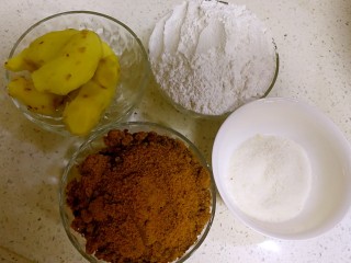 姜汁软糖,准备好所有材料，生姜去皮，最好选用大肉姜，多汁。