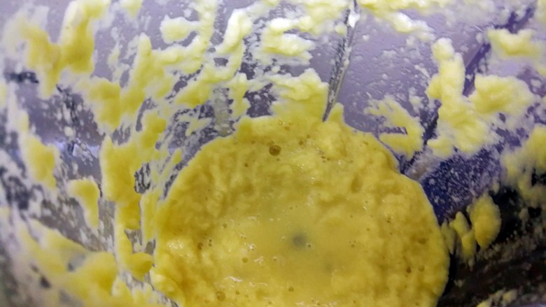 姜汁软糖,把切成片的姜片放到料理机加50克的清水打成姜汁。
