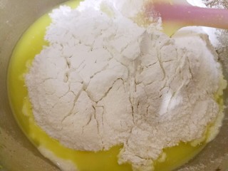 姜汁软糖,在盛有姜汁的容器里筛入糯米粉。