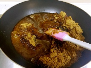 姜汁软糖,红糖放到不沾锅里，加30克的清水小火熬煮。