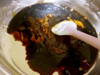 姜汁软糖,将融化好的红糖倒入搅拌好的糯米粉浆里。