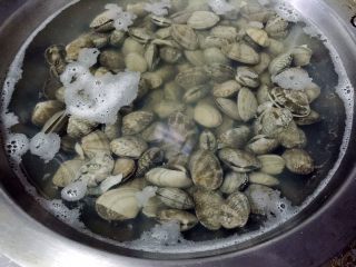 辣炒花蚬子,捞出后凉水下锅，水开后捞出。
