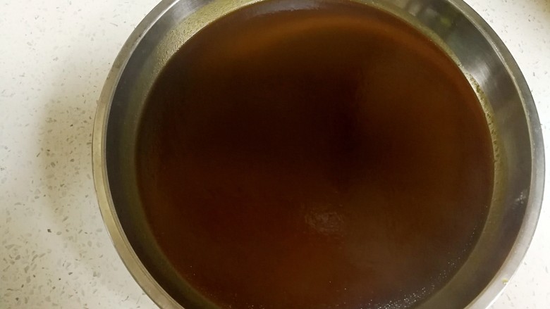 姜汁软糖,蒸好出炉，然后把蒸好的姜汁软糖用保鲜膜包好放到冰箱冷冻一个小时。