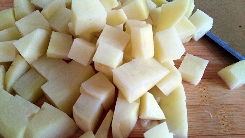 圆土豆+糖醋土豆丁,切成条，再切成块