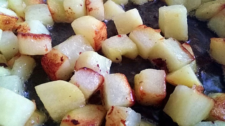 圆土豆+糖醋土豆丁,煎至表面微黄，略带焦边