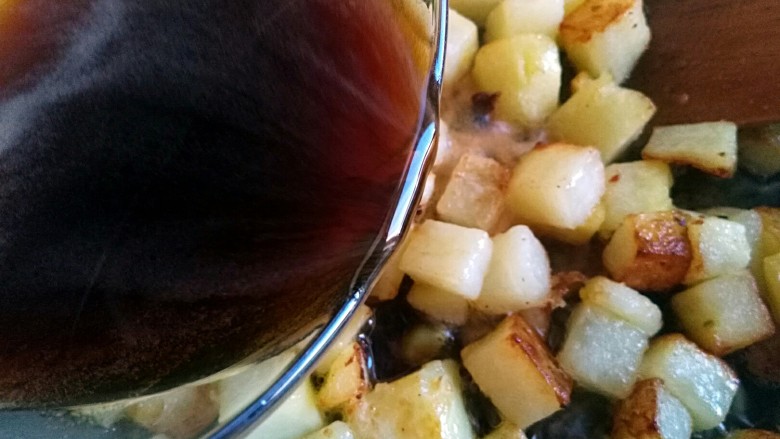 圆土豆+糖醋土豆丁,倒入调好的料汁
