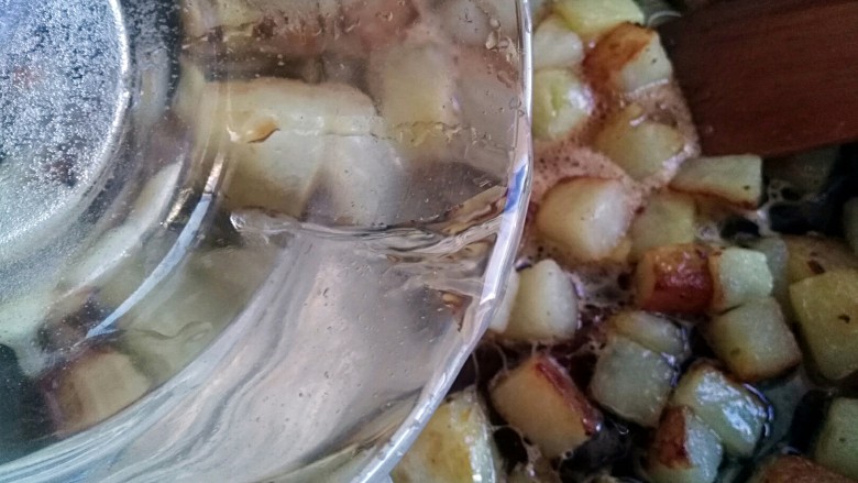 圆土豆+糖醋土豆丁,加入适量清水至土豆丁2/3处