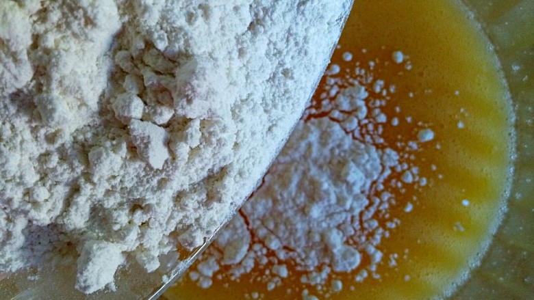 浓香花生马芬蛋糕,倒入过筛的混合面粉