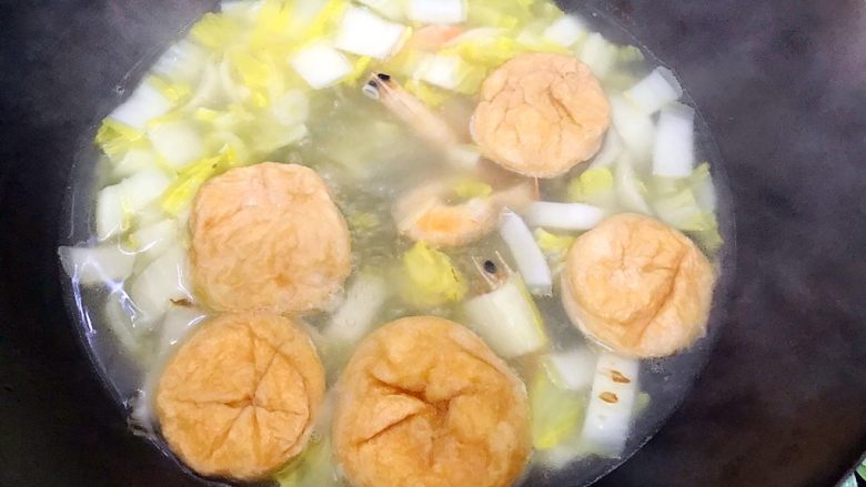 暖冬系列之家常四宝鲜汤,五分钟后打开锅盖，油面筋已经瘪掉了，说明已经熟了