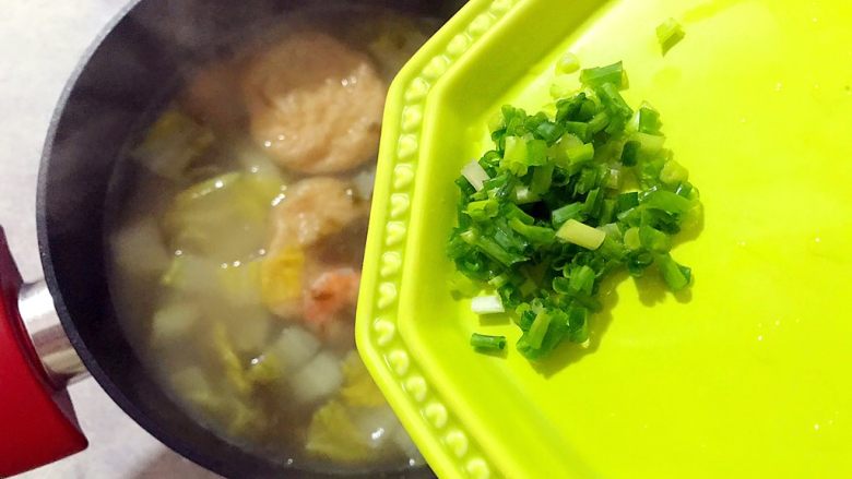 暖冬系列之家常四宝鲜汤,倒入你喜欢的器皿内，撒上葱花，即可