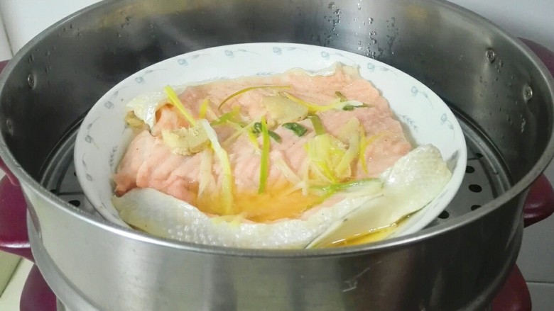 #感恩节食谱#蚝黑椒三文鱼骨,焖三分钟后，打开锅盖，夹去葱白和姜片