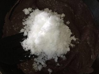 自制红豆沙,炒至粘稠时一次性放入糖和盐，不停翻拌