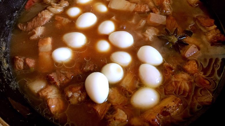 鹌鹑蛋烧五花肉,半小时后放入鹌鹑蛋继续炖煮约半小时。