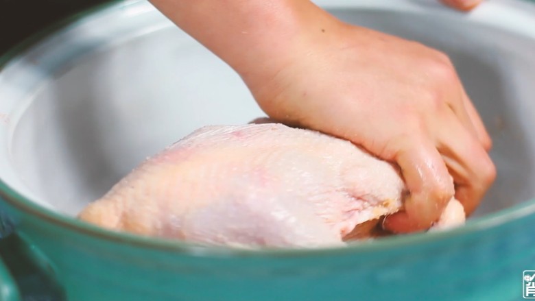 感恩节烤鸡,均匀涂抹，给鸡做个马杀鸡，使其充分入味。