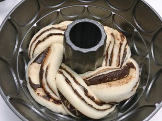 巧克力面包卷,在35度左右的温暖湿润处进行最后发酵。