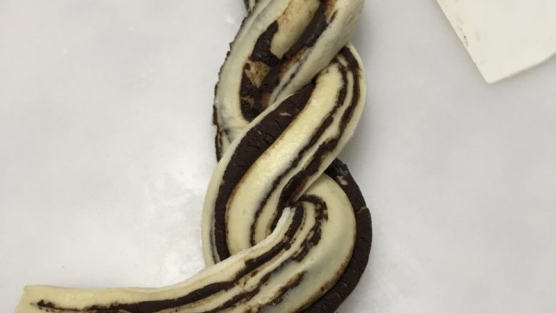 巧克力面包卷,两股交替扭成麻花状。