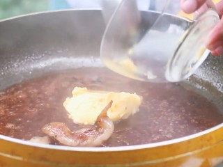 浸泡黑椒牛排,取适量浸泡的汁水和食材倒入锅内，加黄油使其变浓稠。