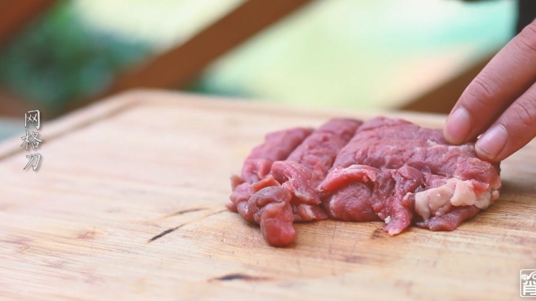 芝士野菌酿牛柳,用刀以网格型拍肉。