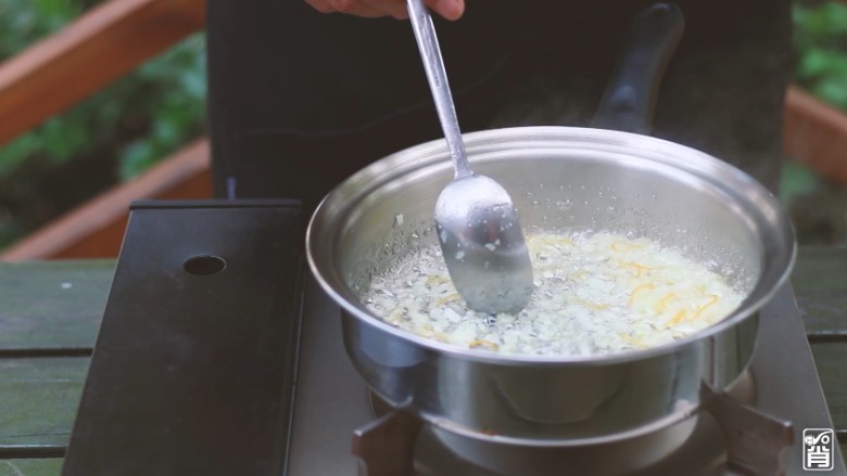 芝士野菌酿牛柳,倒入锅内加上糖、洋葱末翻炒，随后加水煮。