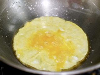 杂蔬蛋丝,热锅冷油，鸡蛋摊成圆形