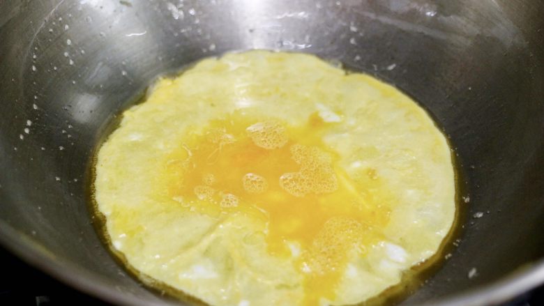 杂蔬蛋丝,热锅冷油，鸡蛋摊成圆形