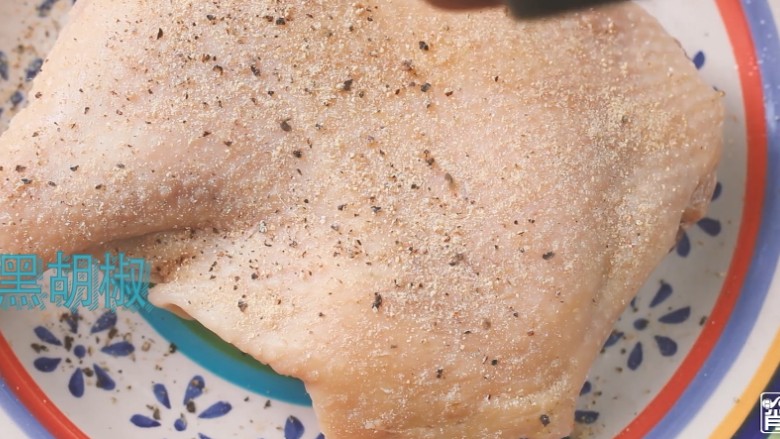 法式香草烤鸡腿,将鸡腿两面均匀撒上黑胡椒、白胡椒、盐。
