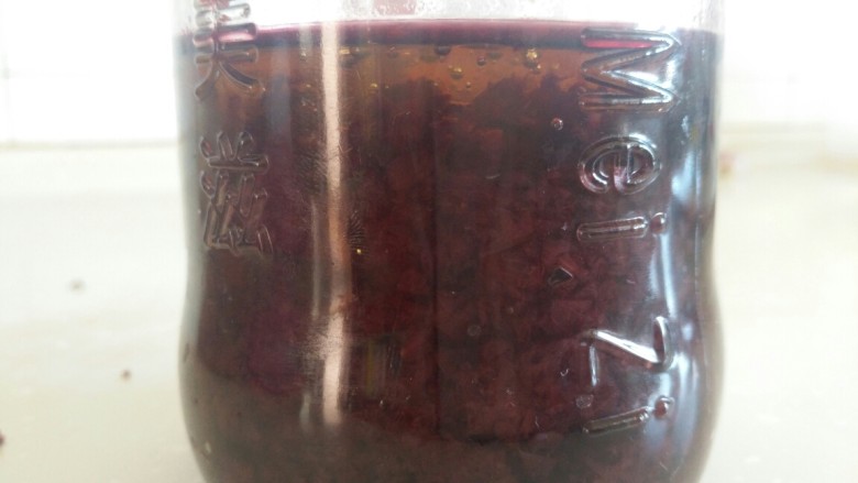 玫瑰酱🌹,玫瑰酱放入罐子后，到入一两厘米的蜂蜜，放入冰箱冷藏室，一周后可食用.