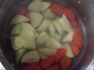 圆土豆+土豆炖牛腩,胡萝卜筷子能轻松戳入时放入土豆继续煮开