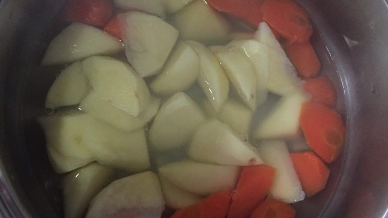 圆土豆+土豆炖牛腩,胡萝卜筷子能轻松戳入时放入土豆继续煮开