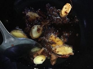 圆土豆+土豆炖牛腩,冷锅放油，放豆瓣酱小火炒出红油，放除了葱 剩下所有佐料爆香