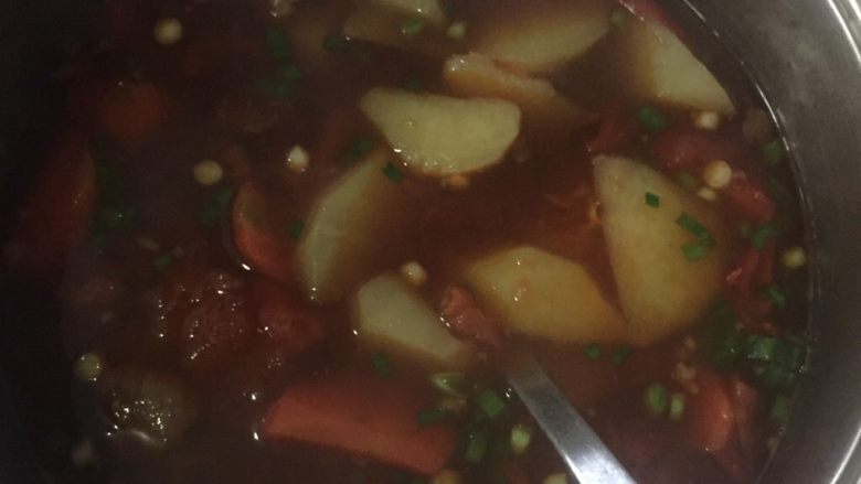 圆土豆+土豆炖牛腩,撒上青蒜末拌匀关火，吃的时候撒点香菜末即可