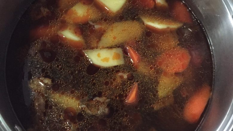 圆土豆+土豆炖牛腩,倒掉煮胡萝卜的水，放
煮好的牛肉汤继续煮